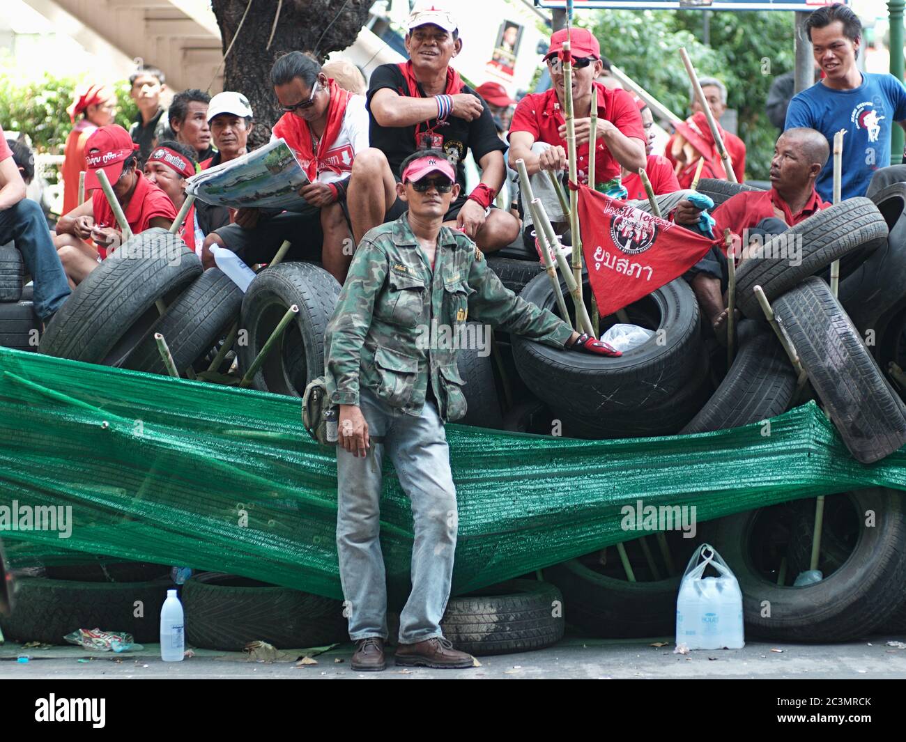 BANGKOK, THAILAND - APRIL 21: Mitglieder der politischen Bewegung Red Shirts, die versuchen, Premierminister Abhisit Vejjajiva zum Rücktritt zu zwingen, indem sie riesige inszenieren Stockfoto