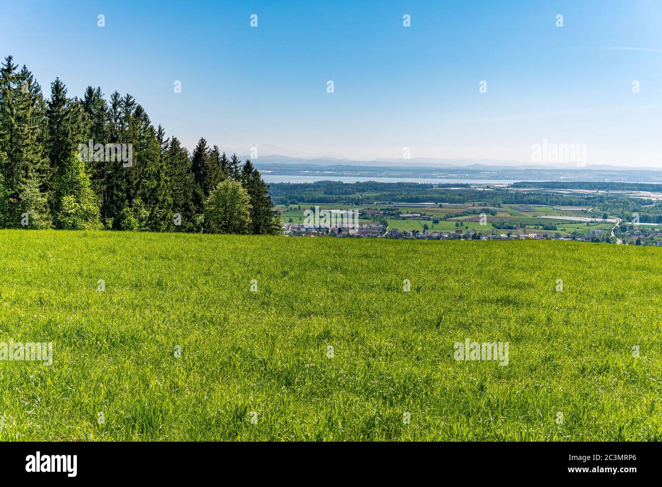 Blick auf Markdorf am Bodensee mit einem schönen Blick auf die Alpen Stockfoto