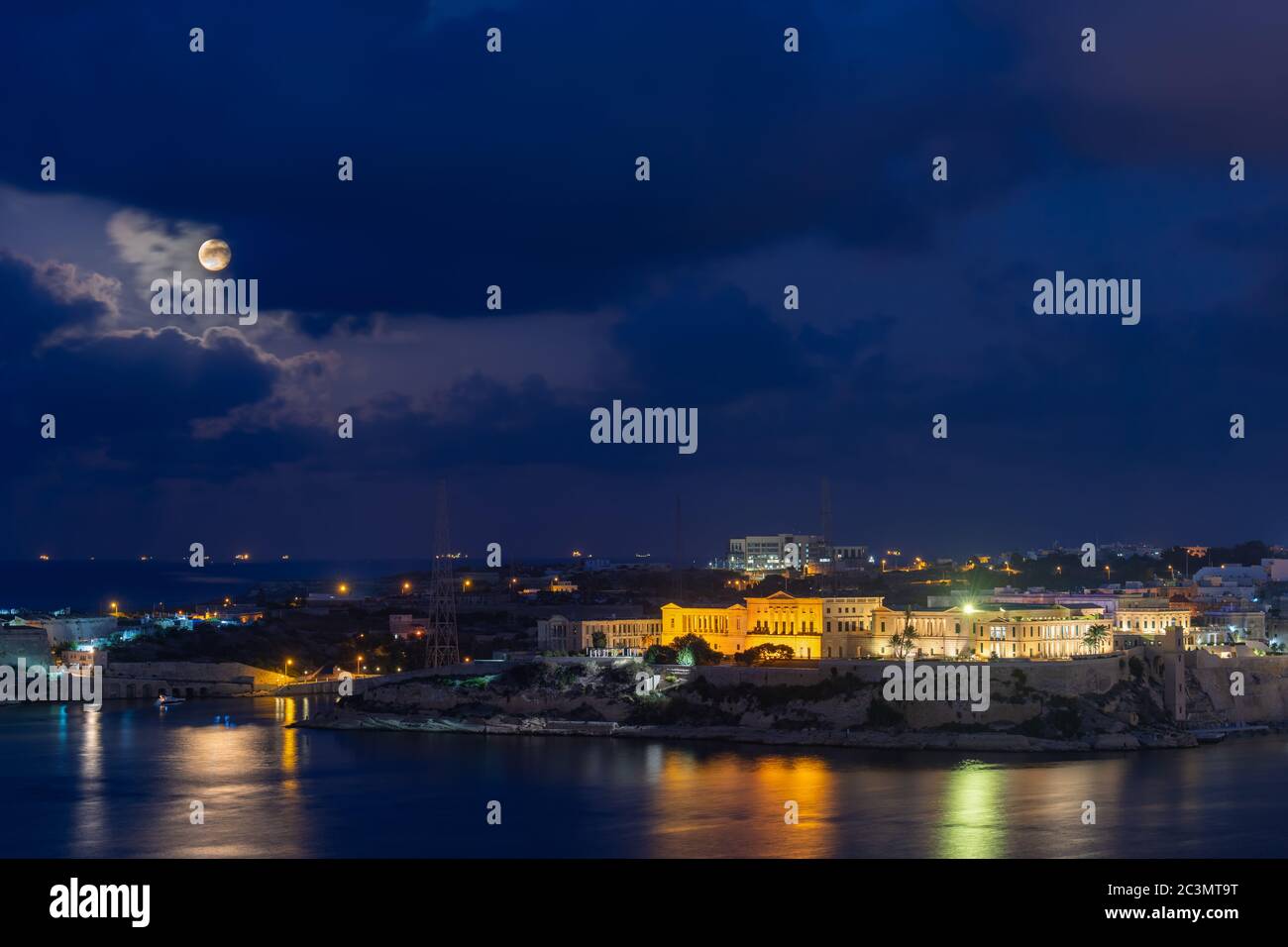 Villa Bighi (Bighi Royal Naval Hospital, RNH) bei Nacht in Kalkara, Malta, Skyline vom Grand Harbour Stockfoto