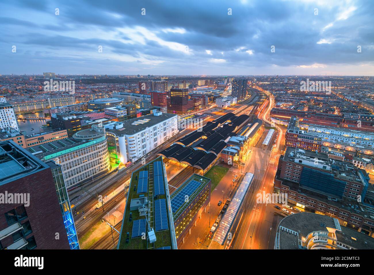Den Haag, Niederlande Stadtbild mit Blick auf Den Haag HS Bahnhof in der Dämmerung. Stockfoto