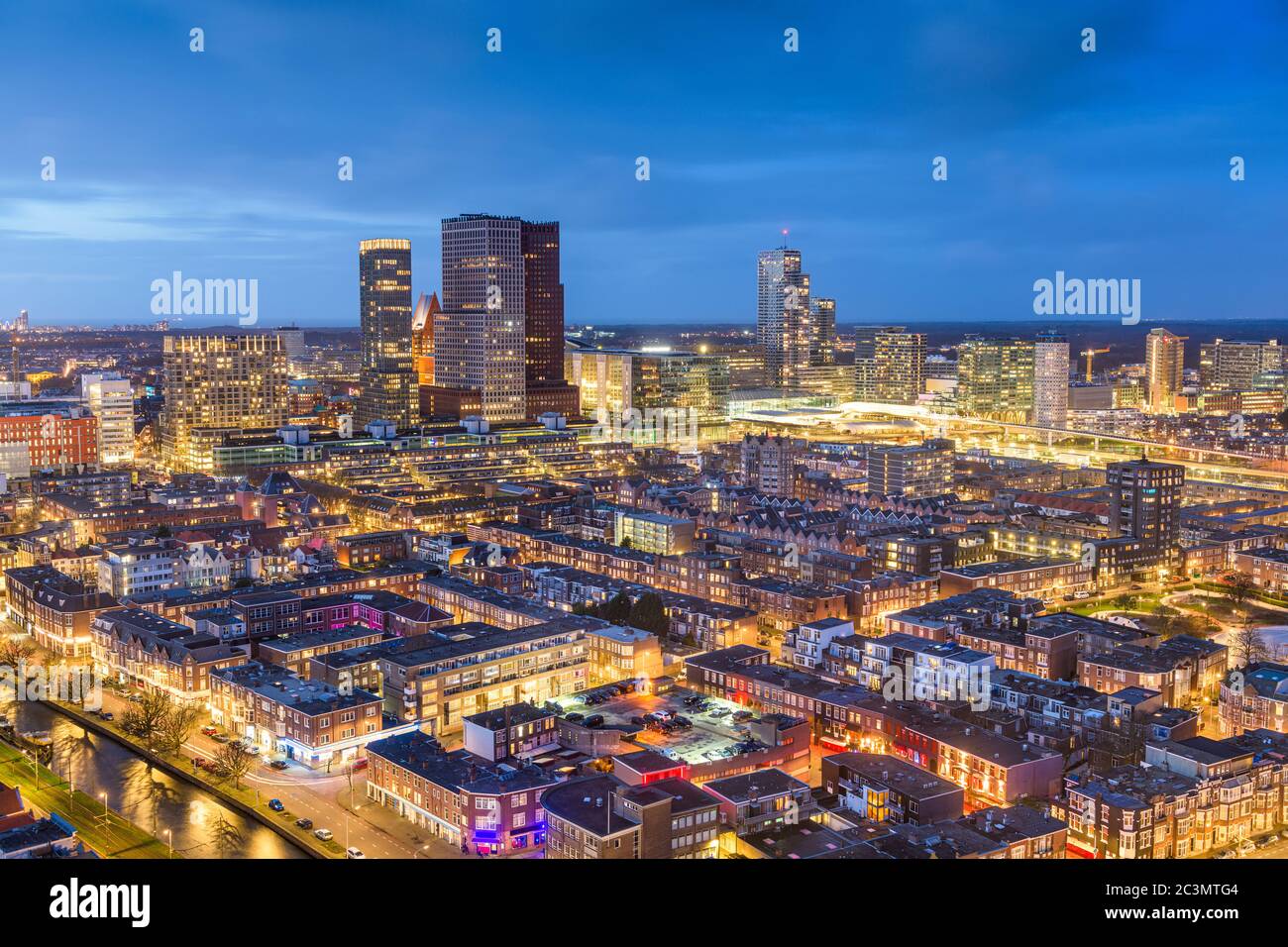 Den Haag, die Skyline der niederländischen Innenstadt bei Dämmerung. Stockfoto