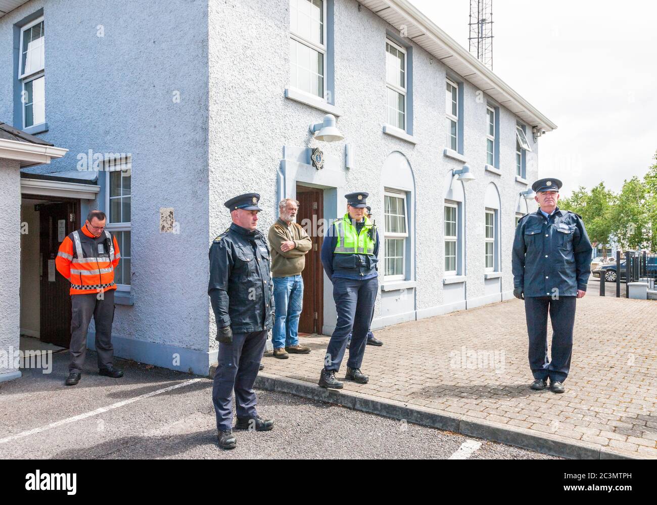 Carrigaline, Cork, Irland. Juni 2020. Mitglieder von an Garda Síochána, Ersthelfer und Mitglieder der Öffentlichkeit beobachten eine Schweigeminute um 12 Uhr vor dem Bahnhof Carrigaline Garda in der Grafschaft Cork, als Zeichen des Respekts gegenüber dem Detektiv Garda Colm Horkan, der letzte Woche im Dienst ermordet wurde. - Credit; David Creedon / Alamy Live News Stockfoto
