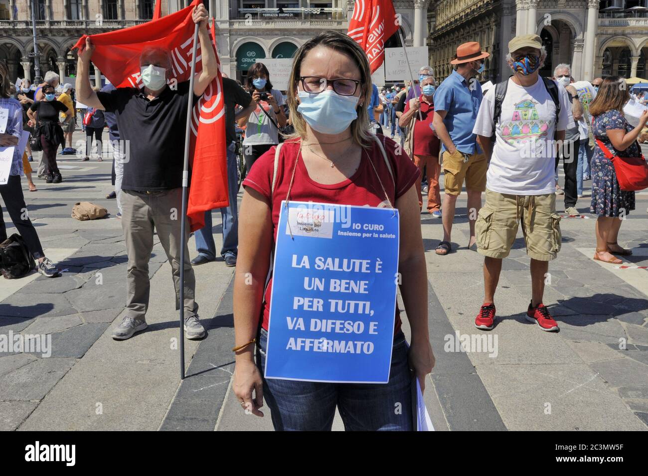 Mailand, 2020. Juni, Demonstration von Mitte-Links-Parteien, Gewerkschaften, Medicina Democratica Verein und viele andere Organisationen aus Protest gegen die katastrophale Management des Coronavirus Notfall durch die Lombardei Region, für die Beauftragung der öffentlichen Gesundheit und den Rücktritt von Gouverneur Attilio Fonta und Ratsmitglied Giulio Gallera zu bitten. Stockfoto