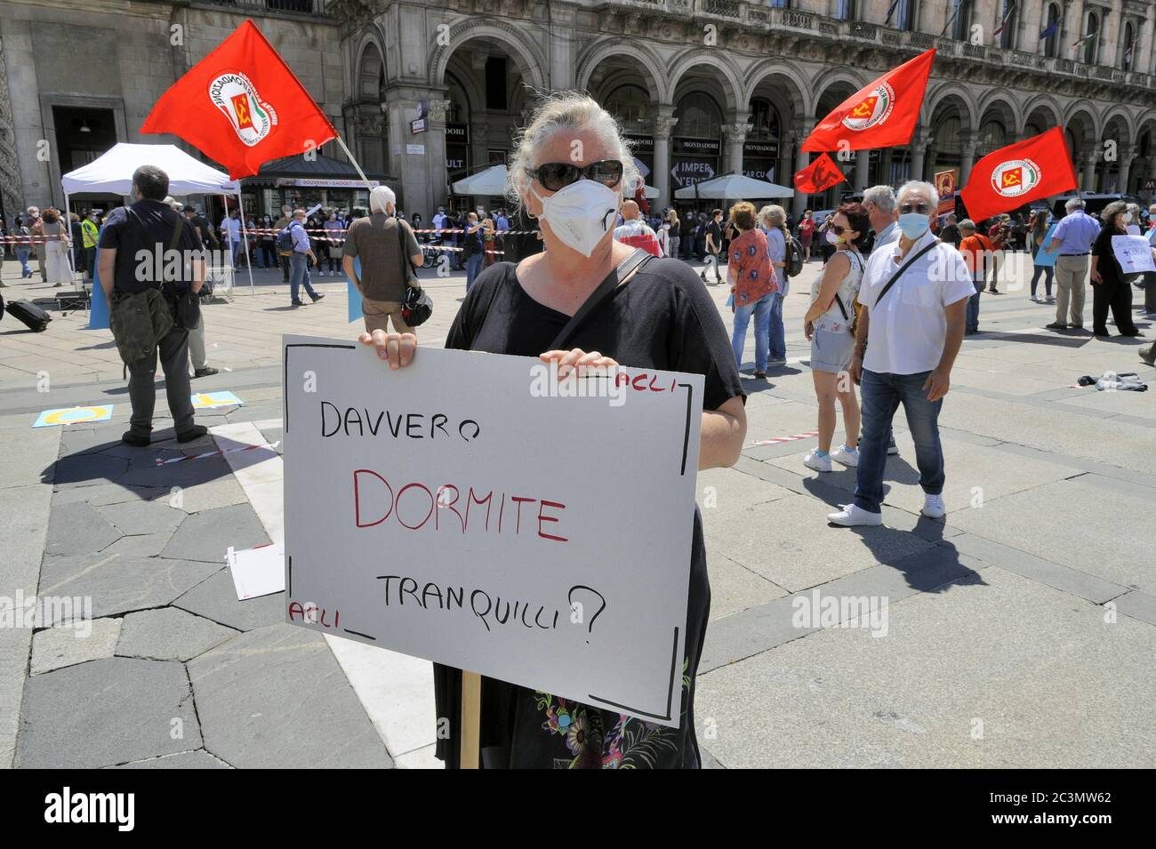 Mailand, 2020. Juni, Demonstration von Mitte-Links-Parteien, Gewerkschaften, Medicina Democratica Verein und viele andere Organisationen aus Protest gegen die katastrophale Management des Coronavirus Notfall durch die Lombardei Region, für die Beauftragung der öffentlichen Gesundheit und den Rücktritt von Gouverneur Attilio Fonta und Ratsmitglied Giulio Gallera zu bitten. Stockfoto