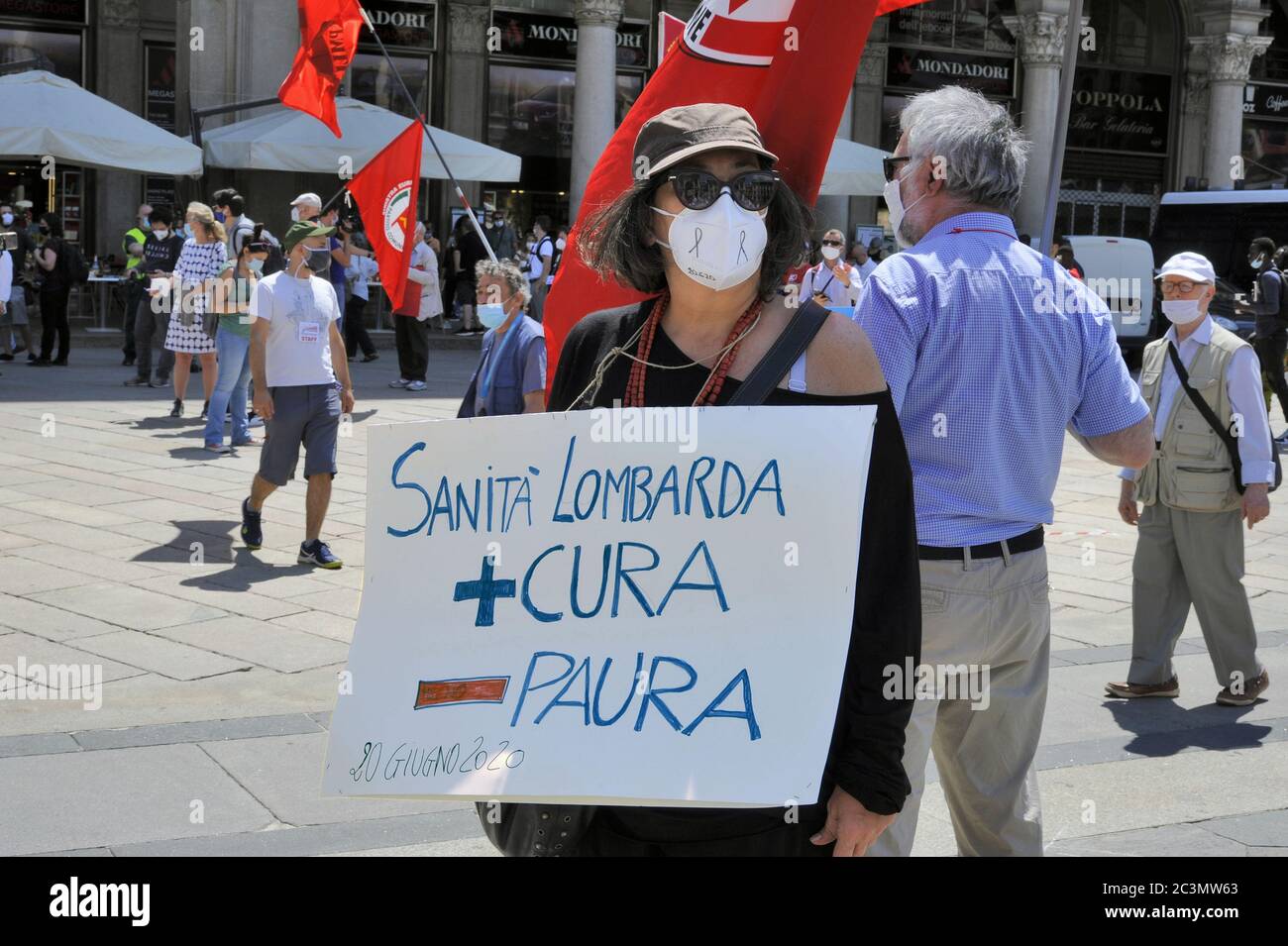 Mailand, 2020. Juni, Demonstration von Mitte-Links-Parteien, Gewerkschaften, Medicina Democratica Verein und viele andere Organisationen aus Protest gegen die katastrophale Management des Coronavirus Notfall durch die Lombardei Region, für die Beauftragung der öffentlichen Gesundheit und den Rücktritt von Gouverneur Attilio Fonta und Ratsmitglied Giulio Gallera zu bitten. Stockfoto