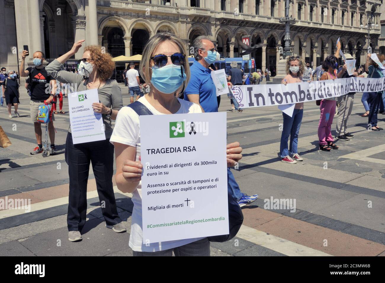 Mailand, 2020. Juni, Demonstration von Mitte-Links-Parteien, Gewerkschaften, Medicina Democratica Verein und viele andere Organisationen aus Protest gegen die katastrophale Management des Coronavirus Notfall durch die Lombardei Region, für die Beauftragung der öffentlichen Gesundheit und den Rücktritt von Gouverneur Attilio Fonta und Ratsmitglied Giulio Gallera zu bitten. Stockfoto