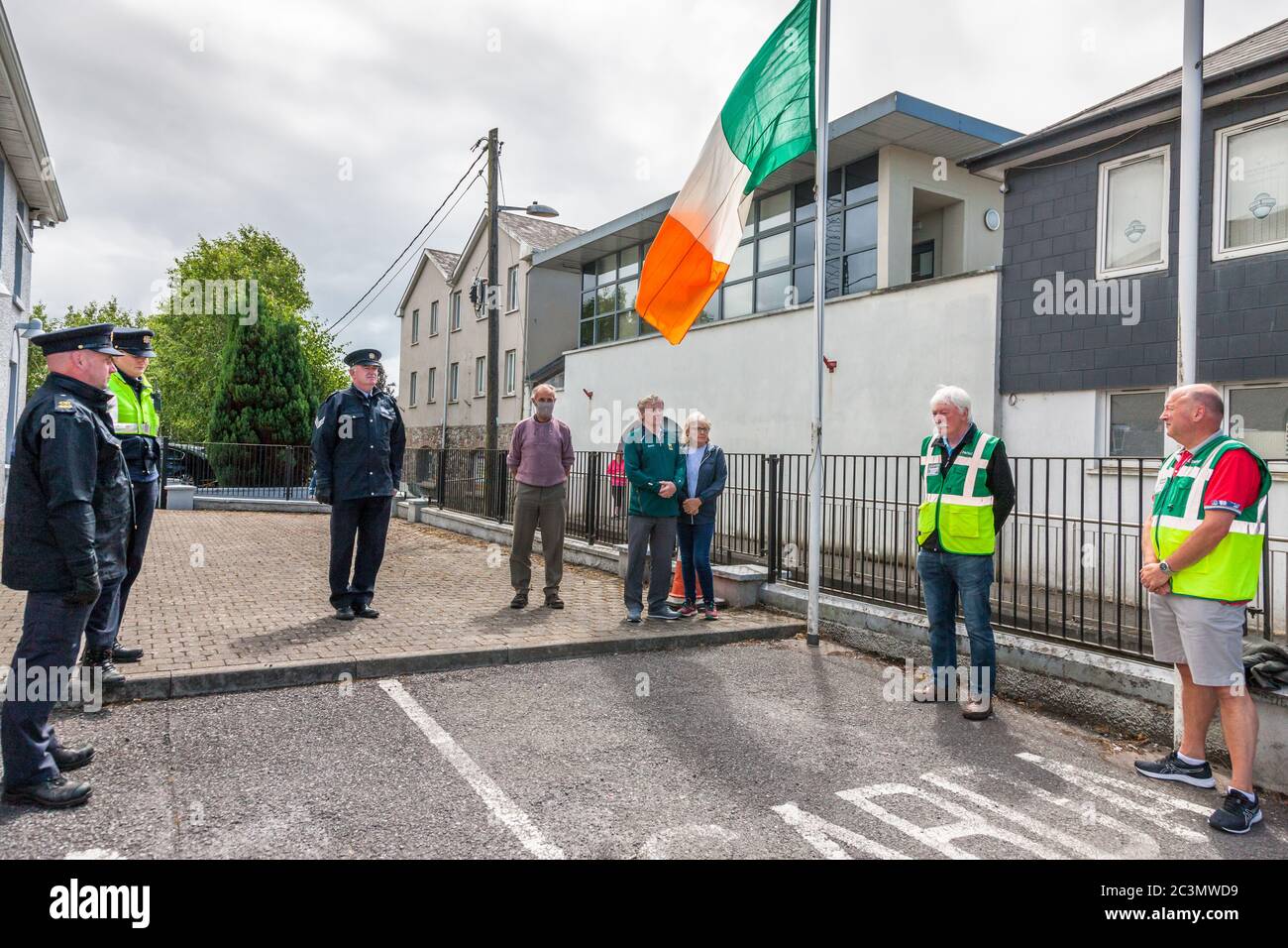 Carrigaline, Cork, Irland. Juni 2020. Mitglieder von an Garda Síochána, Ersthelfer und Mitglieder der Öffentlichkeit beobachten eine Schweigeminute um 12 Uhr vor dem Bahnhof Carrigaline Garda in der Grafschaft Cork, als Zeichen des Respekts gegenüber dem Detektiv Garda Colm Horkan, der letzte Woche im Dienst ermordet wurde. - Credit; David Creedon / Alamy Live News Stockfoto