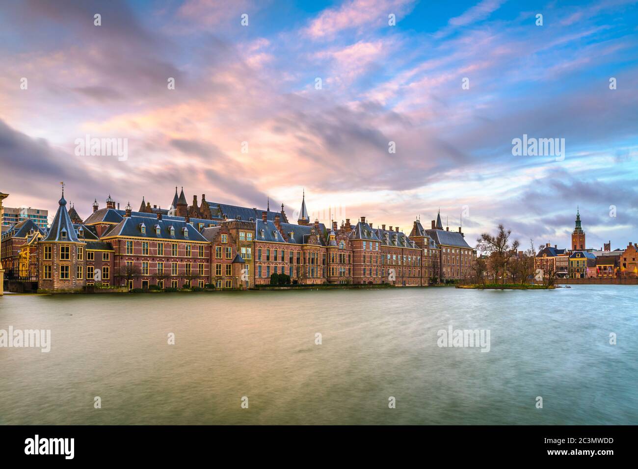 Den Haag, Niederlande Morgenskilhouette im Binnenhof-Komplex. Stockfoto