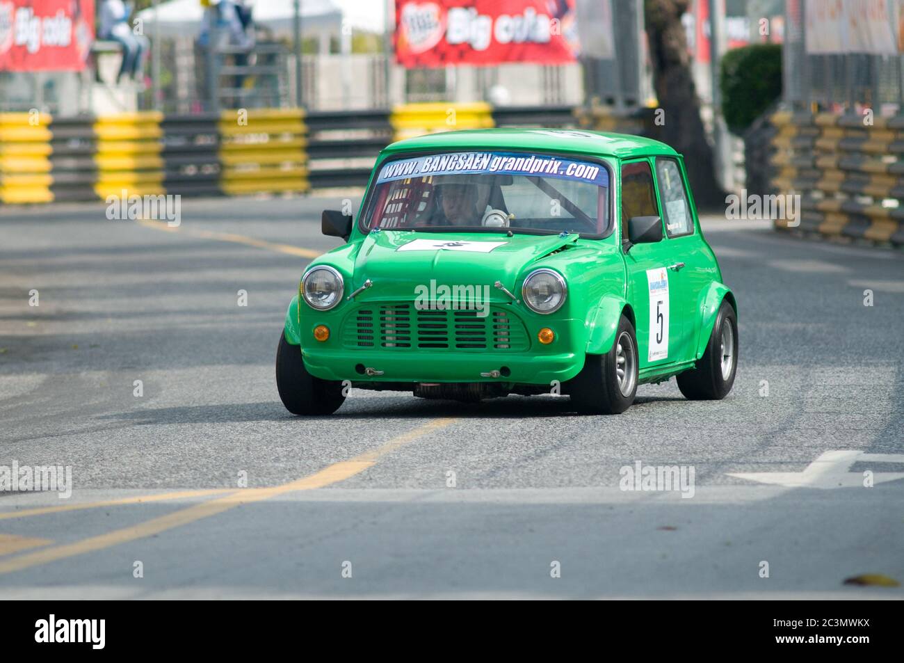 BANG SAEN - NOVEMBER 13: Classic British Mini nimmt am Oldtimer-Rennen während des Bang Saen Speed Festivals 2010 am 13. November 2010 in Bang Teil Stockfoto