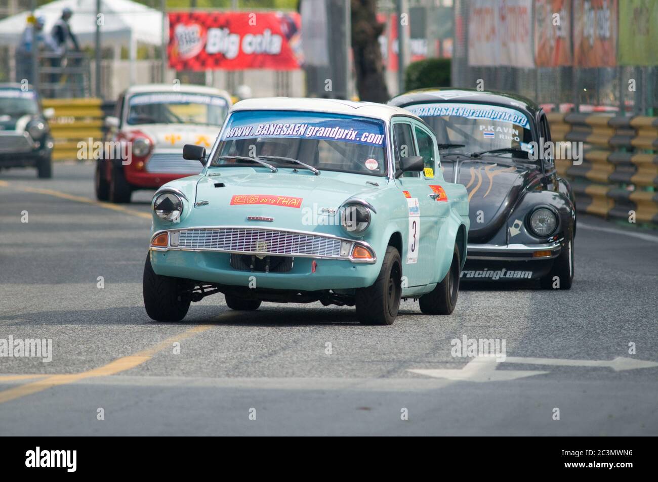 BANG SAEN - NOVEMBER 13: Der britische Klassiker Ford Anglia nimmt am Oldtimer-Rennen während des Bang Saen Speed Festivals 2010 am 13. November 2010 teil Stockfoto