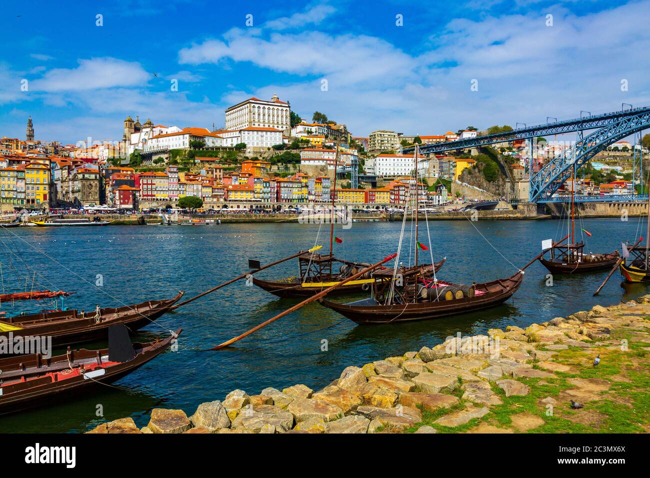 Porto, Portugal Riberia Altstadt Stadtbild mit Dom Lusi Brücke und der Douro Fluss mit traditionellen Rabelo Boote Stockfoto