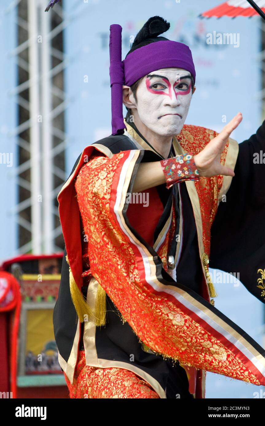 BANGKOK - DEZEMBER 10: Happy Yoshizawa-ya, ein japanisches Vater/Tochter-Team, mit Kabuki Magic auf der Bangkok International Street Show in Lumpini Pa Stockfoto