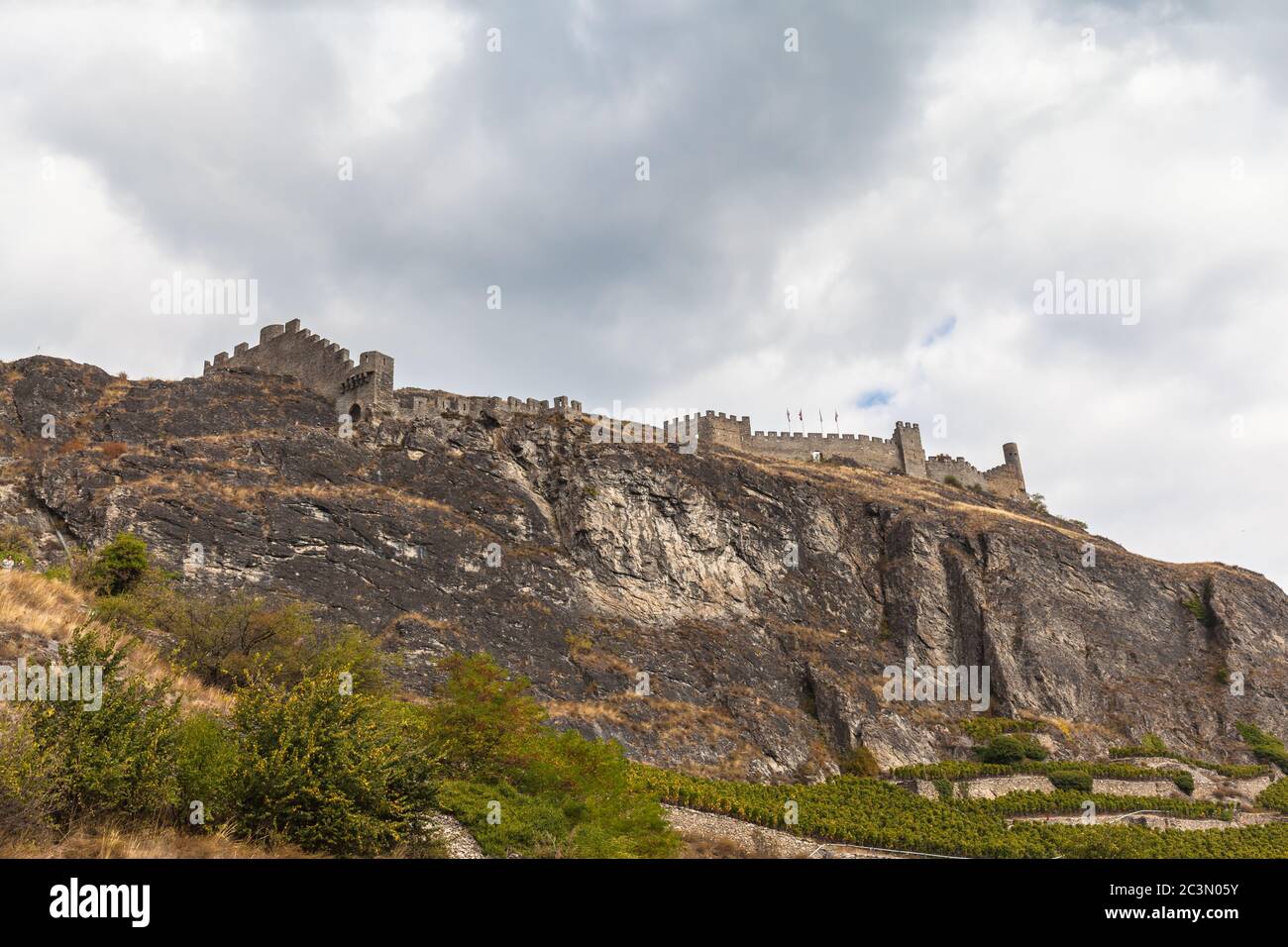 Ansicht der Ruinen der Burg Tourbillon in Sion, Herbst, Kanton Wallis, Schweiz Stockfoto