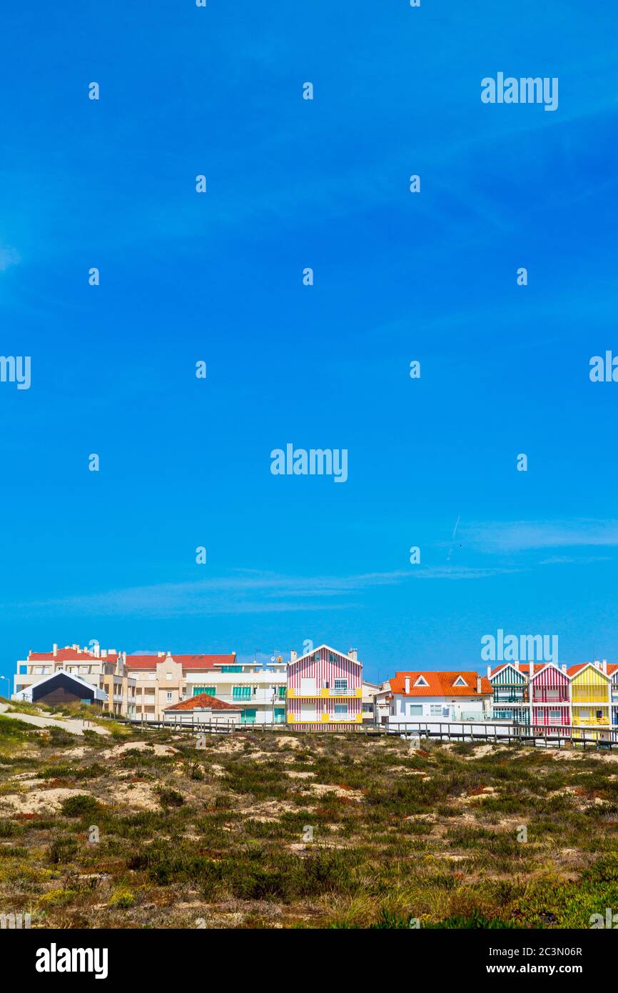 Costa Nova, Portugal: Bunt gestreifte Strandhäuser namens Palheiros an der Atlantikküste bei Aveiro. Stockfoto