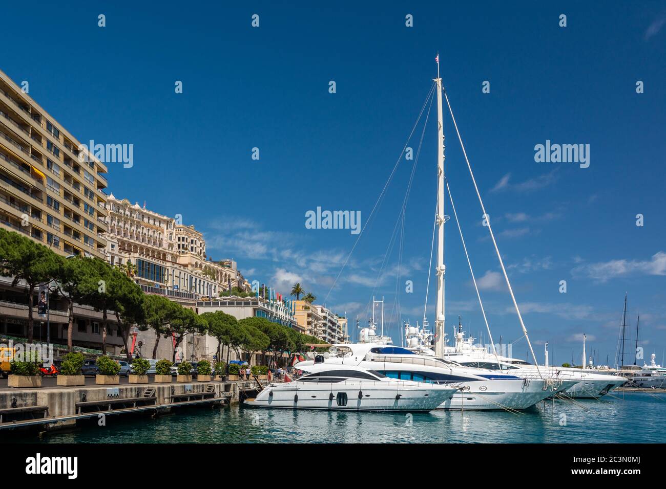 Monte Carlo, Monaco - 13. Juni 2019 : Monte Carlo ist eine Stadt in Monaco, gelegen auf einem markanten Steilrand am Fuße der Seealpen entlang der F Stockfoto