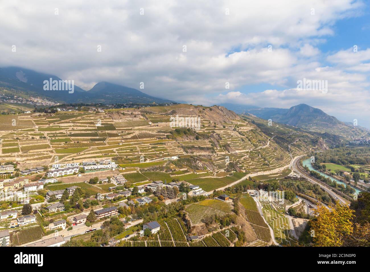 Luftaufnahme der Altstadt von Sion und des Weinbergs von der Burg Tourbillon an einem sonnigen Tag, Kanton Wallis, Schweiz Stockfoto