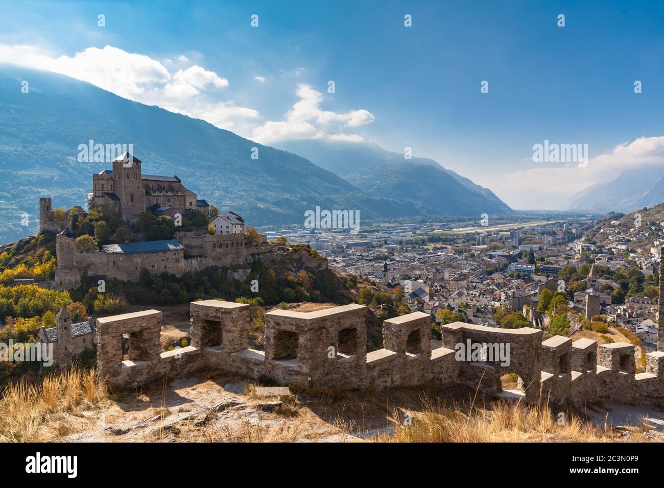 Luftaufnahme der Altstadt von Sion und der Basilika Valere von der Burg Tourbillon an einem sonnigen Tag, Kanton Wallis, Schweiz Stockfoto