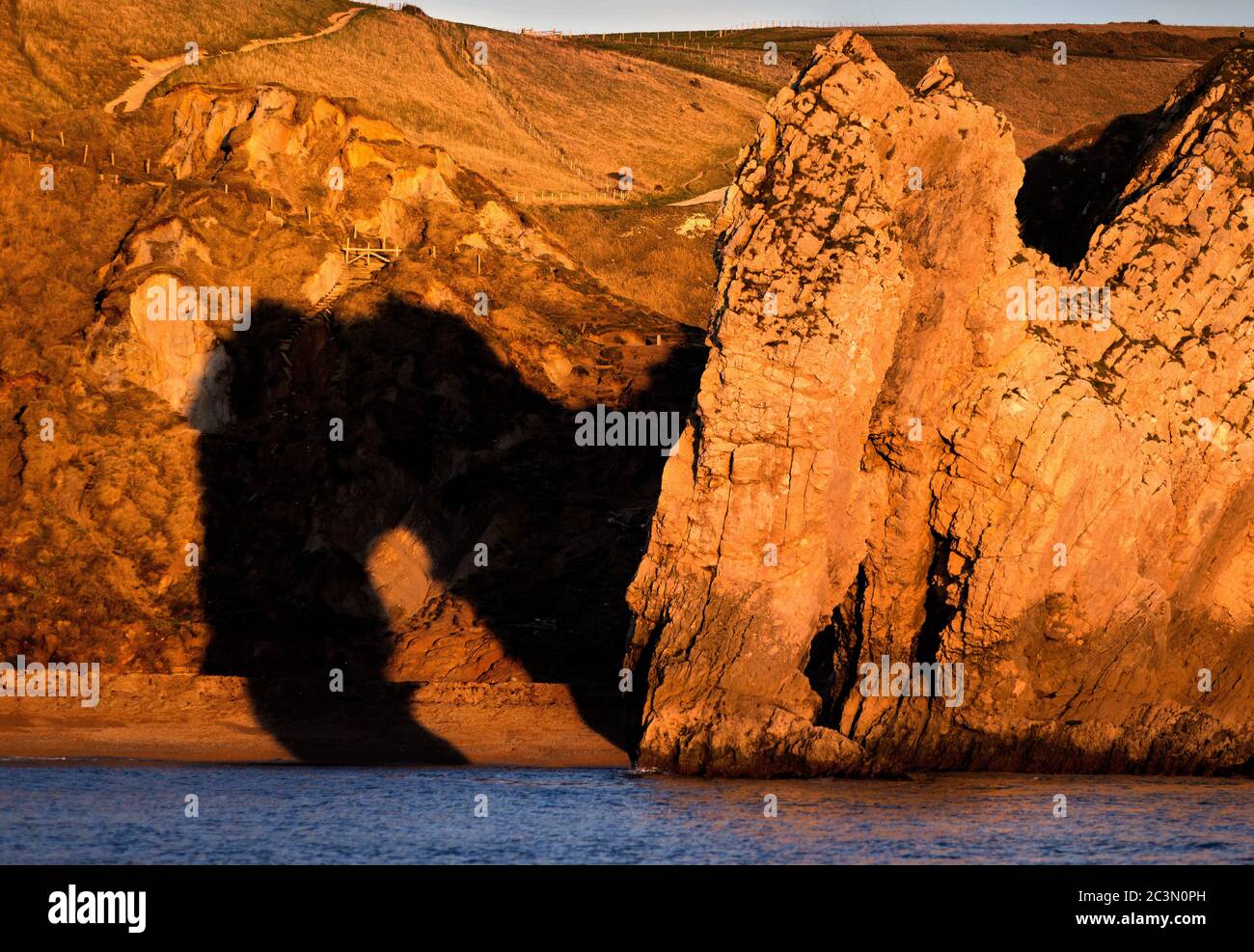 Der Schatten des Felsbogens von Durdle Door an der Jurassic Coast in Dorset, Großbritannien in niedriger Mittenwinter-Sonne, von Offshore-Bildern Stockfoto