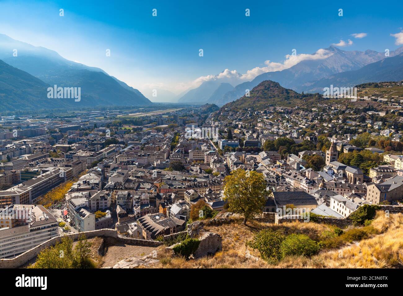 Luftaufnahme der Altstadt von Sion Stadt von der Burg Tourbillon an einem sonnigen Tag, Kanton Wallis, Schweiz Stockfoto