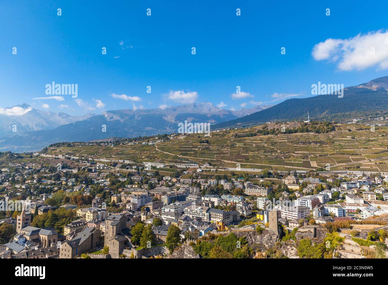 Luftaufnahme der Altstadt von Sion Stadt von der Burg Tourbillon an einem sonnigen Tag, Kanton Wallis, Schweiz Stockfoto