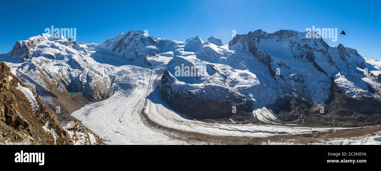 Herrlicher Panoramablick auf den Gornergletscher und das Monte Rosa-Massiv, den Lysskamm an der Schweizer Grenze zu Italien von der Gornergrat Station an sonnigen Herbsttag Stockfoto