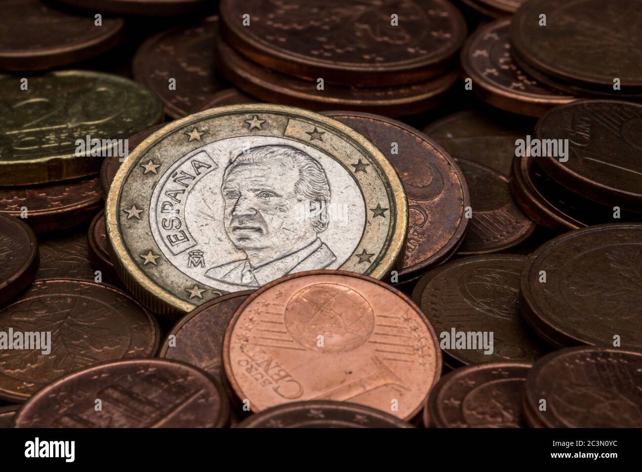 Euro-Münze mit Juan Carlos I. Gesicht inmitten von Eurocent-Münzen. Lizenzfreies Stock Foto. Stockfoto