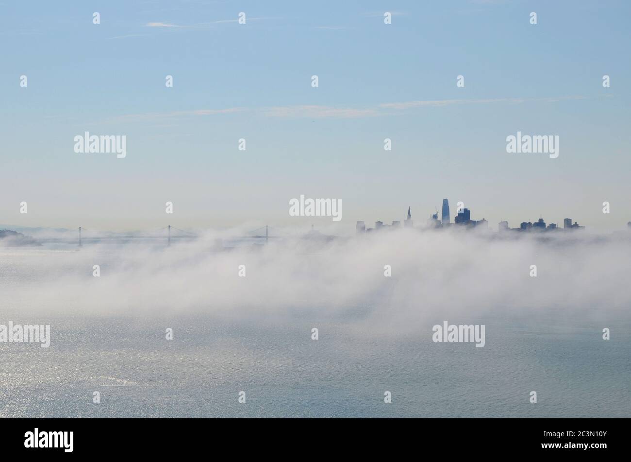 Blick von der Spitze eines Hügels in Richtung der Stadt San Francisco bedeckt mit Nebel, USA Stockfoto