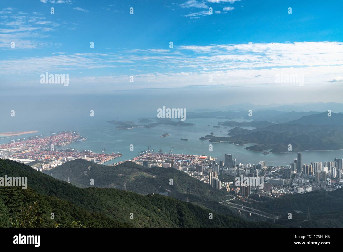 Panoramablick auf Shenzhen Stadtbild in Richtung Yantian Bezirk und Hongkong Insel von oben auf Wutong Berg an einem sonnigen Sommertag, Guangdong, Stockfoto