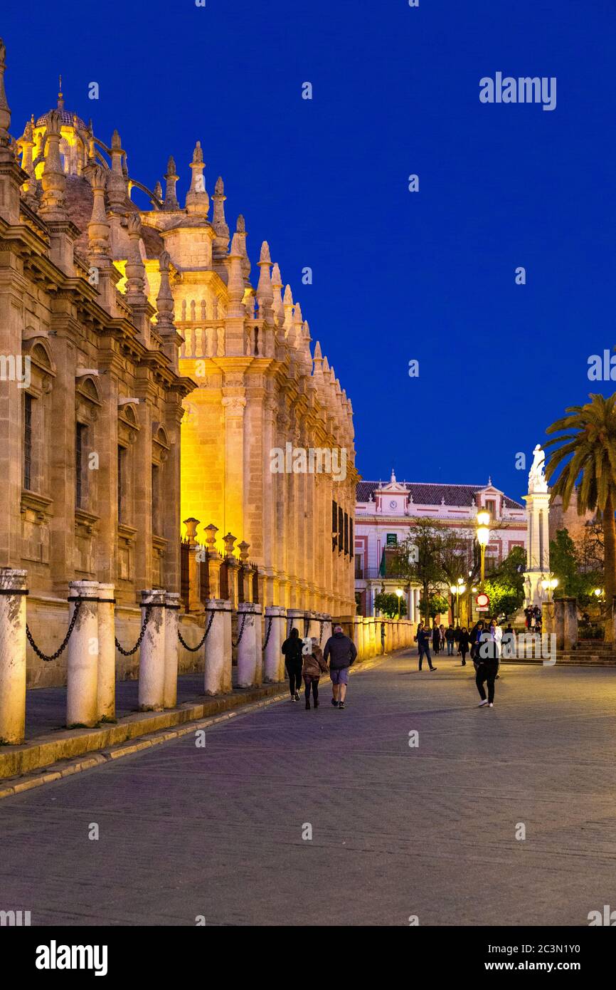Außenansicht der Kathedrale von Sevilla (Kathedrale der Heiligen Maria vom See) bei Nacht, Sevilla, Andalusien, Spanien Stockfoto