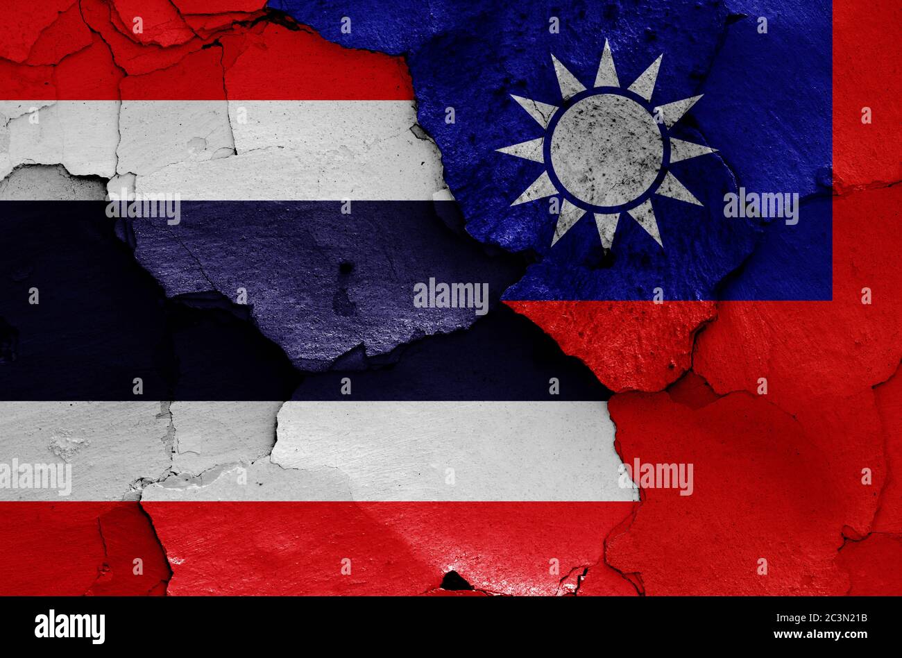 Flaggen von Thailand und Taiwan auf rissige Wand gemalt Stockfoto