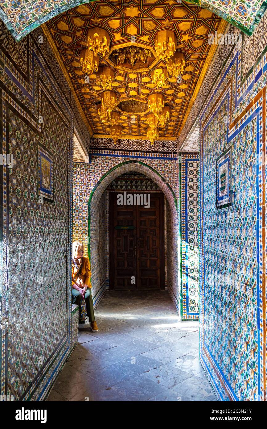 Die Wände sind reich mit bunten Azulejos-Keramikfliesen dekoriert in der Casa de Pilatos (Haus des Pilatus), Sevilla, Andalusien, Spanien Stockfoto