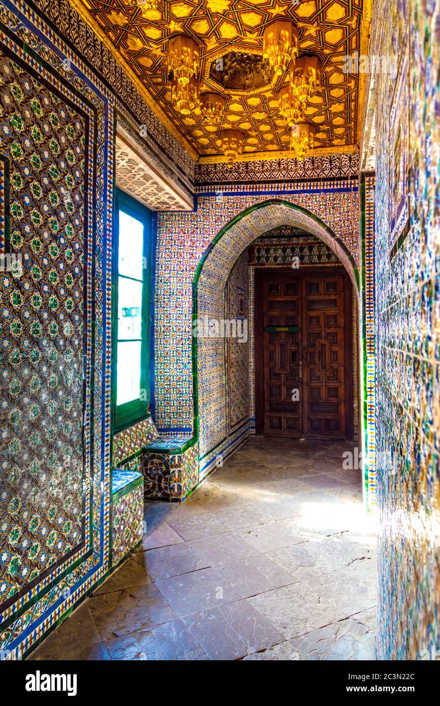 Die Wände sind reich mit bunten Azulejos-Keramikfliesen dekoriert in der Casa de Pilatos (Haus des Pilatus), Sevilla, Andalusien, Spanien Stockfoto