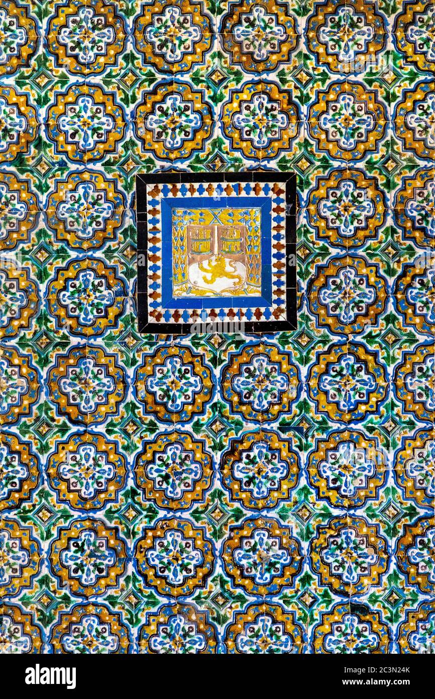 Die Wand ist reich mit bunten Azulejos Keramikfliesen dekoriert in der Casa de Pilatos (Haus des Pilatus), Sevilla, Andalusien, Spanien Stockfoto