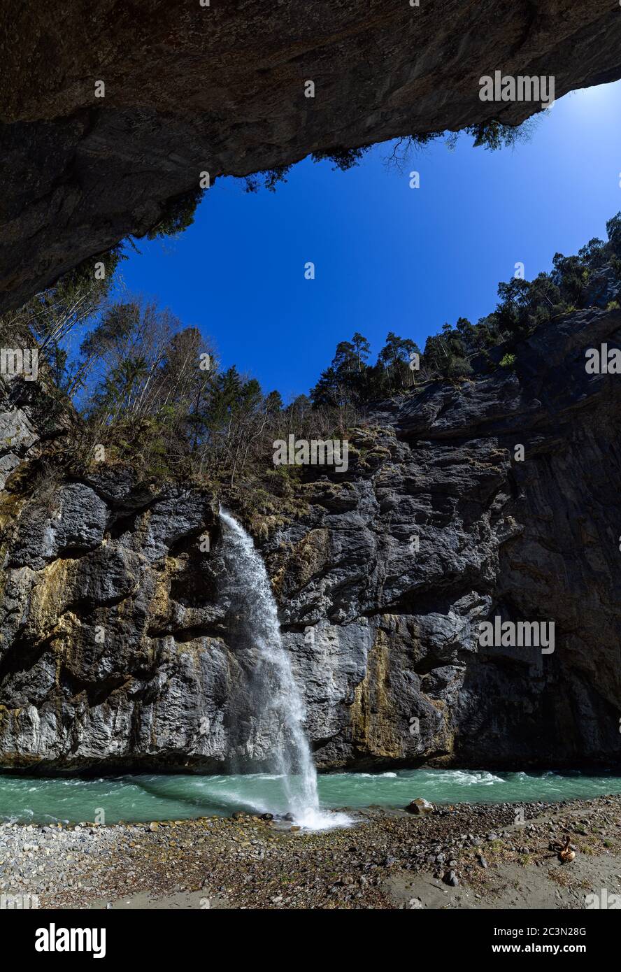 Panoramabild eines kleinen, nicht-amenartigen Wasserfalls in der Aareschlucht, Schlucht des Flusses Aare in der Schweiz Stockfoto