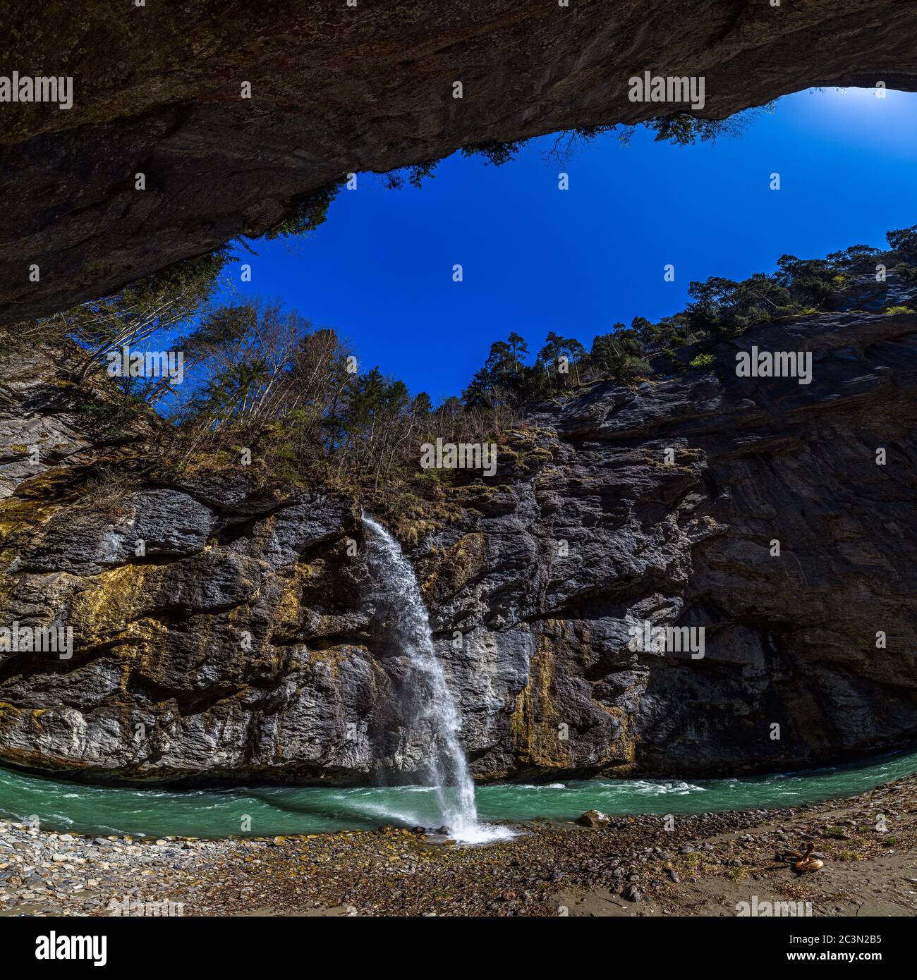 Panoramabild eines kleinen, nicht-amenartigen Wasserfalls in der Aareschlucht, Schlucht des Flusses Aare in der Schweiz Stockfoto