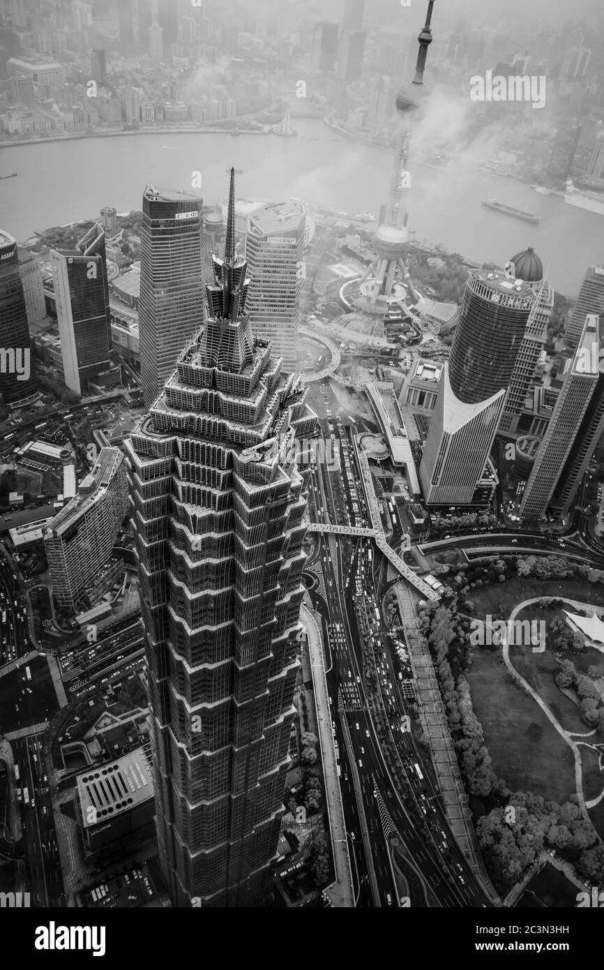 Atemberaubende Luftaussicht über dem Jin Mao Tower in Shanghai, China, umgeben von Wolken um 2018 Stockfoto