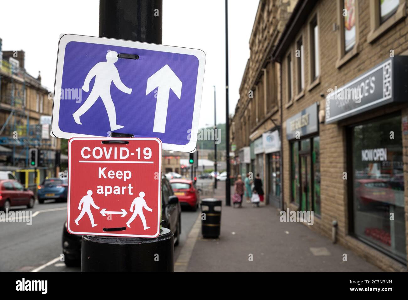 Schilder, die die Öffentlichkeit an die sozialen Distanzierungsanforderungen im Stadtzentrum von Keighley während der Coronavirus-Pandemie erinnern Stockfoto
