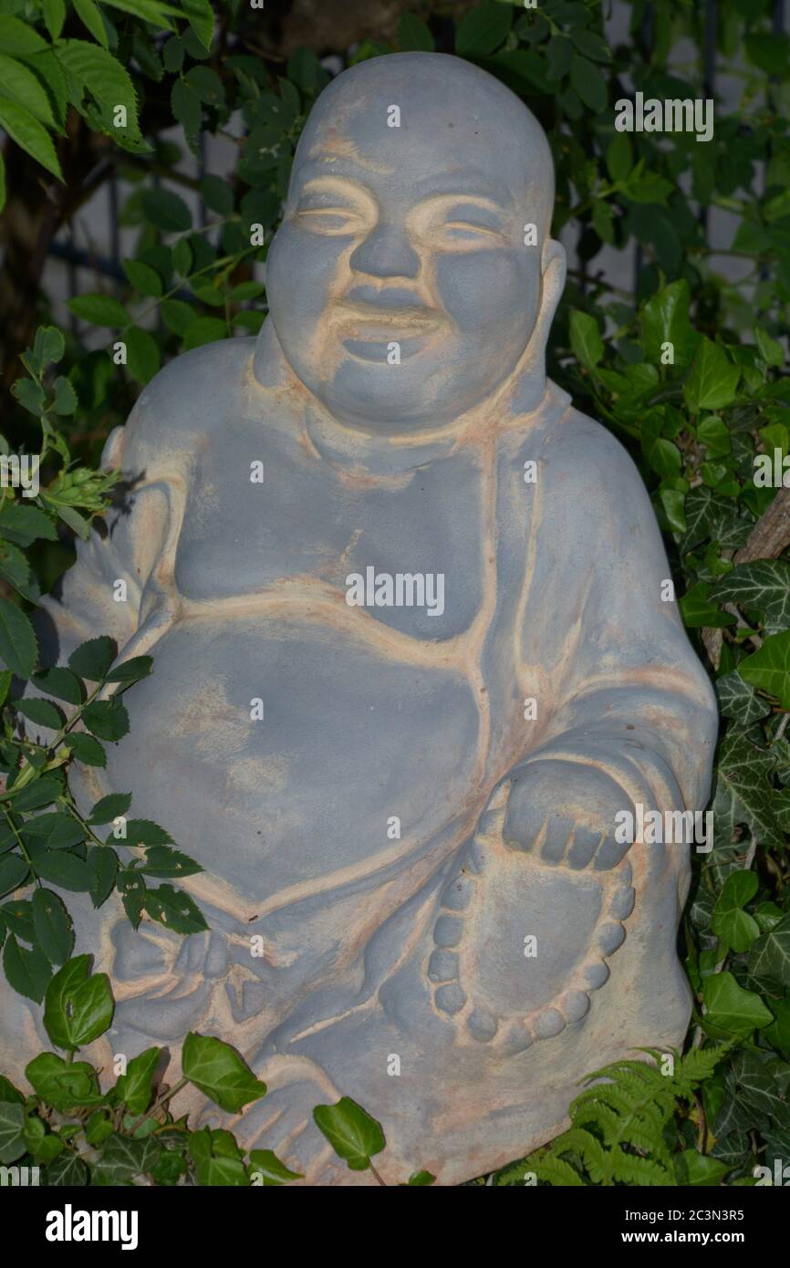 zen-Stein Statue eines buddha im dekorativen Entspannungsgarten Stockfoto