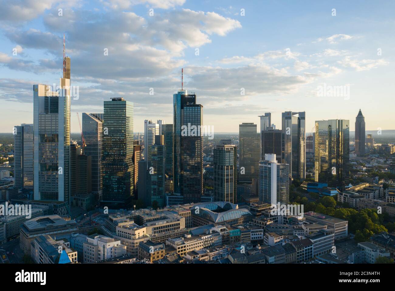LUFTDROHNE Blick über Frankfurt am Main Skyline in Schöne Nachmittagssonne  und Wolkenlandschaft im Juni 2020 Stockfotografie - Alamy