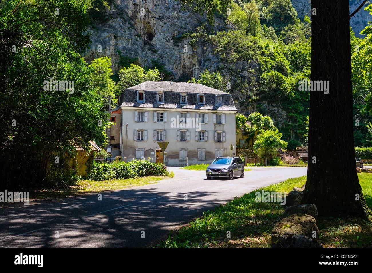 Großes altes französisches Haus mit Fensterläden und Dachfenster, Ornolac, Ussat les Bains, Ariege, französische Pyrenäen, Pyrenäen, Frankreich Stockfoto