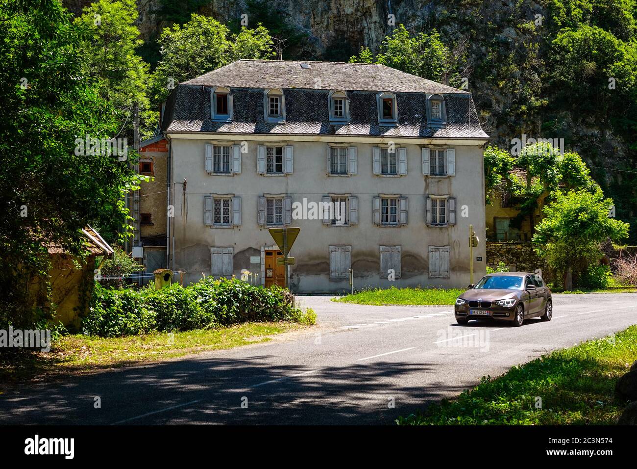 Großes altes französisches Haus mit Fensterläden und Dachfenster, Ornolac, Ussat les Bains, Ariege, französische Pyrenäen, Pyrenäen, Frankreich Stockfoto