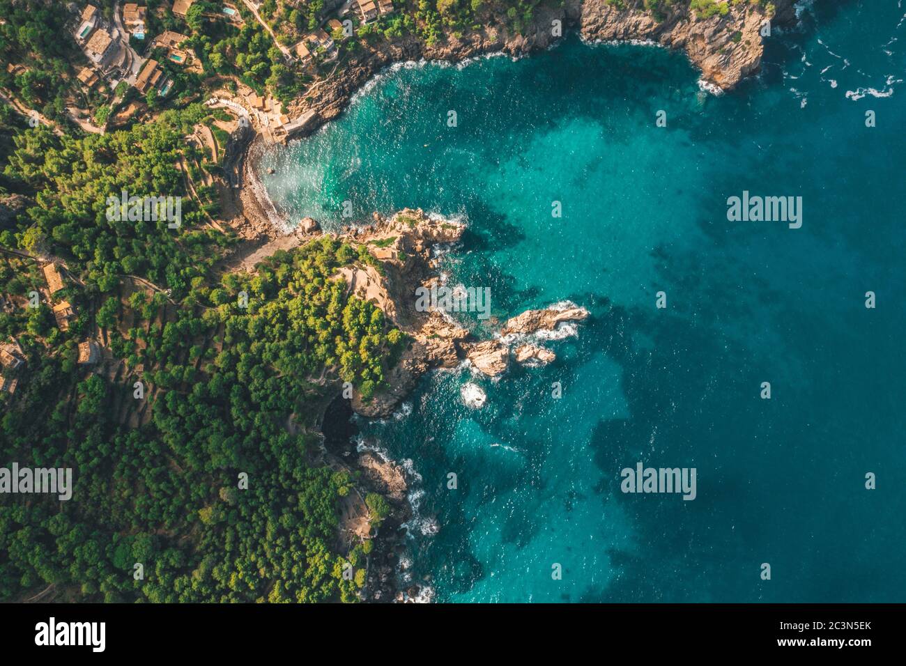 LUFTBILD: Tropische Küste mit satten Farben und türkisfarbenem Wasser in Spanien Stockfoto