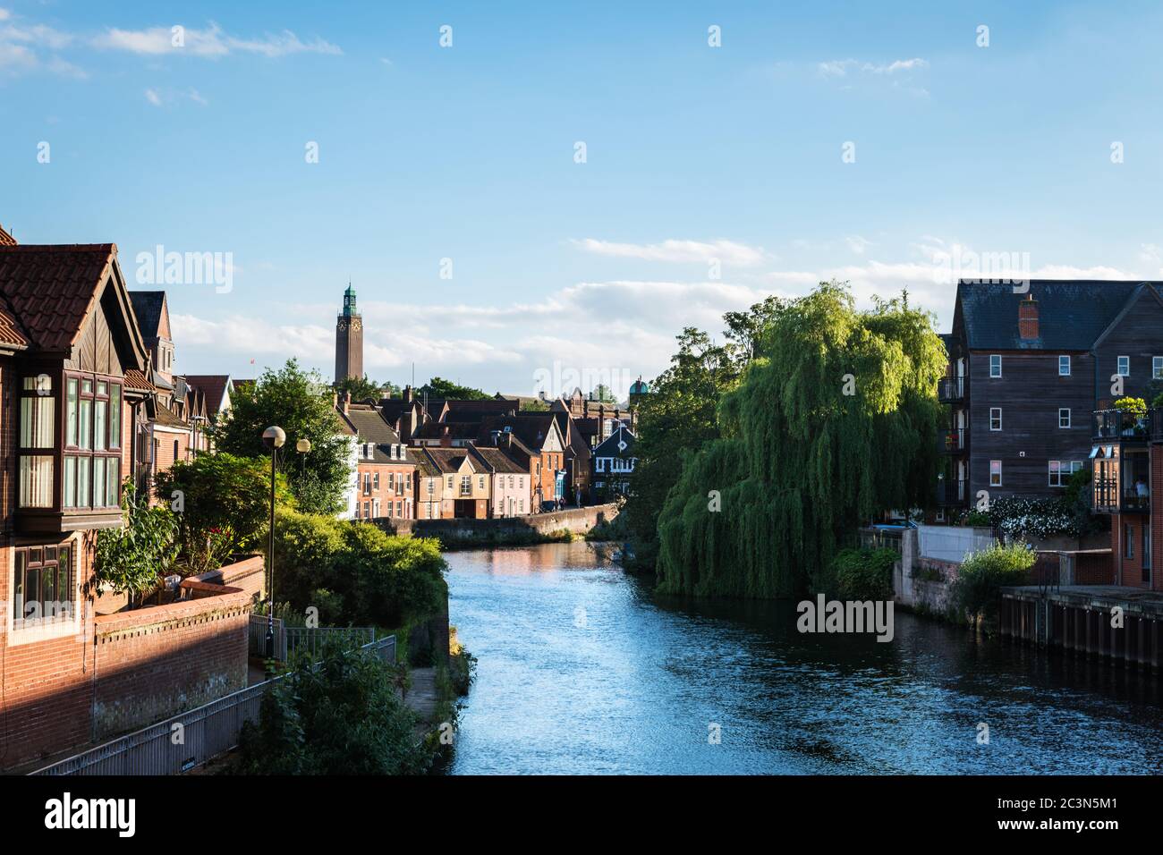 Traditionelle Häuser am Fluss Wensum in Norwich in der Abenddämmerung, Norfolk. Stockfoto