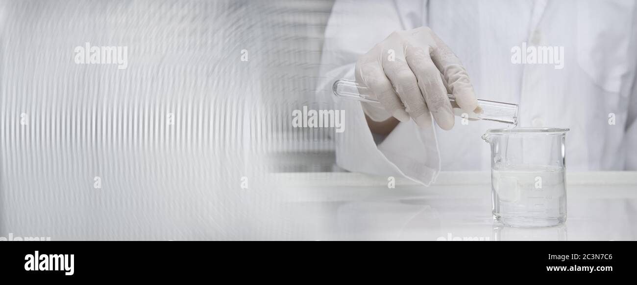 Wissenschaftler im Labor Mantel poring Wasser aus Reagenzglas in experimentelle Becher weiß Gesundheit Wissenschaft und Technologie Banner Hintergrund Stockfoto