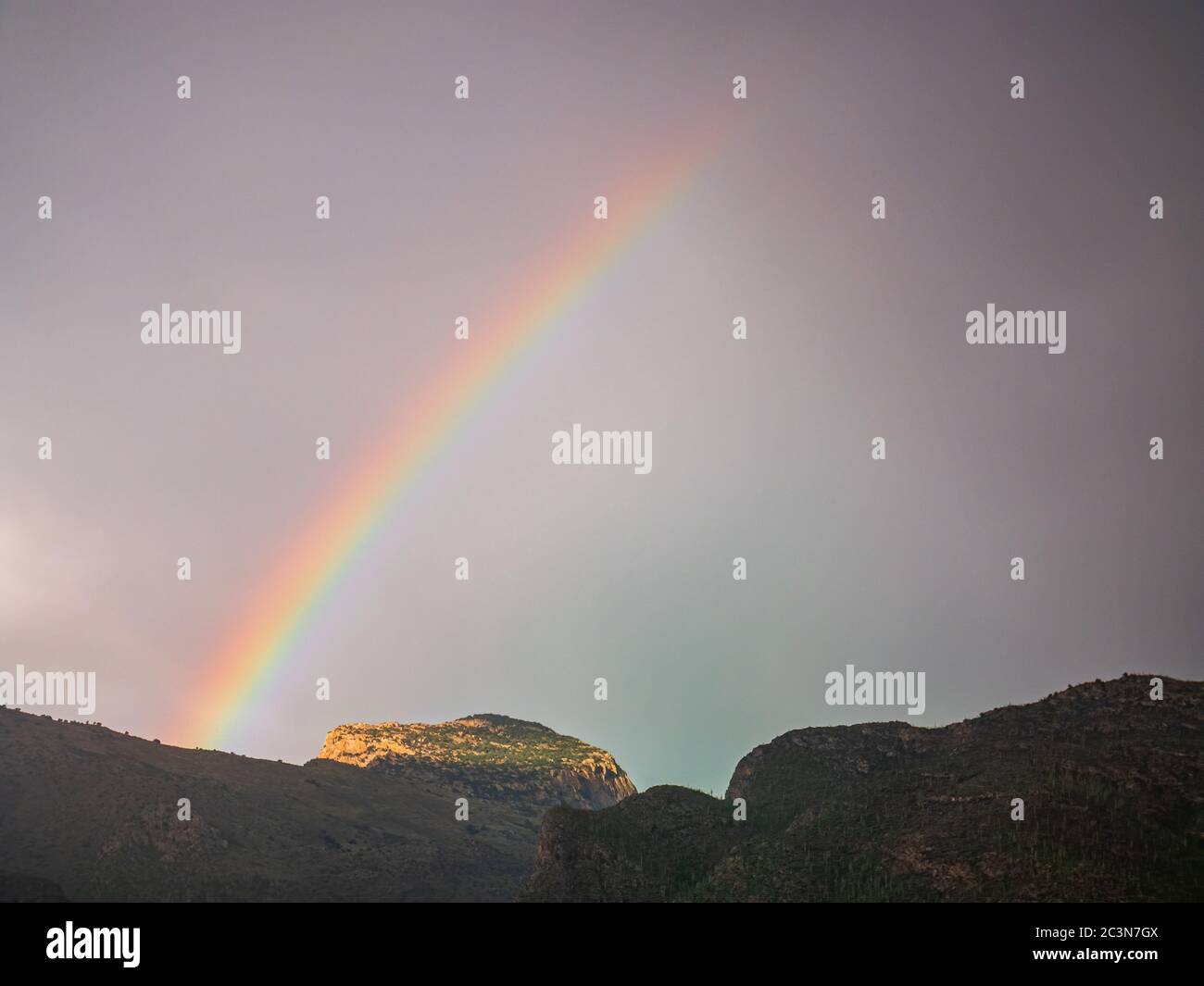 Regenbogen über den katalanischen Anragen in Tucson Stockfoto