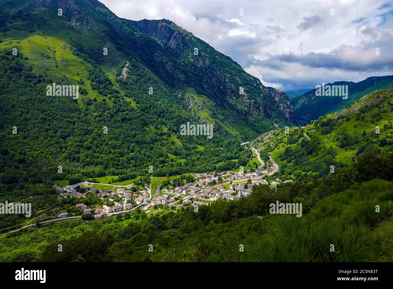 Straße und Eisenbahn durch das kleine Dorf Merens-les-Vals, Ariege, Französisch Pyrenäen, Frankreich Stockfoto
