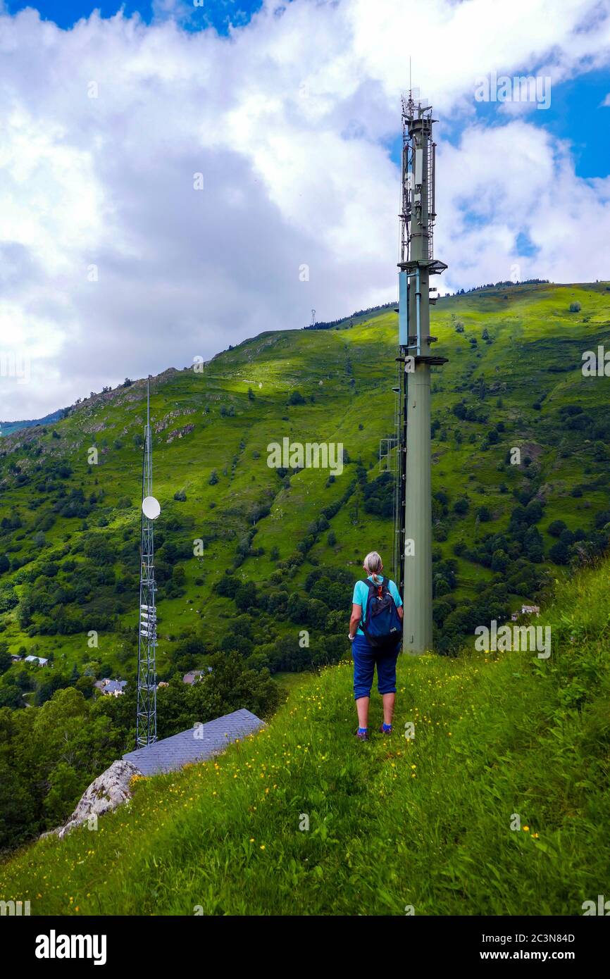 Hündin mit Rucksack am Handy-Mast über Merens-les-Vals, Ariege, Französische Pyrenäen, Frankreich Stockfoto