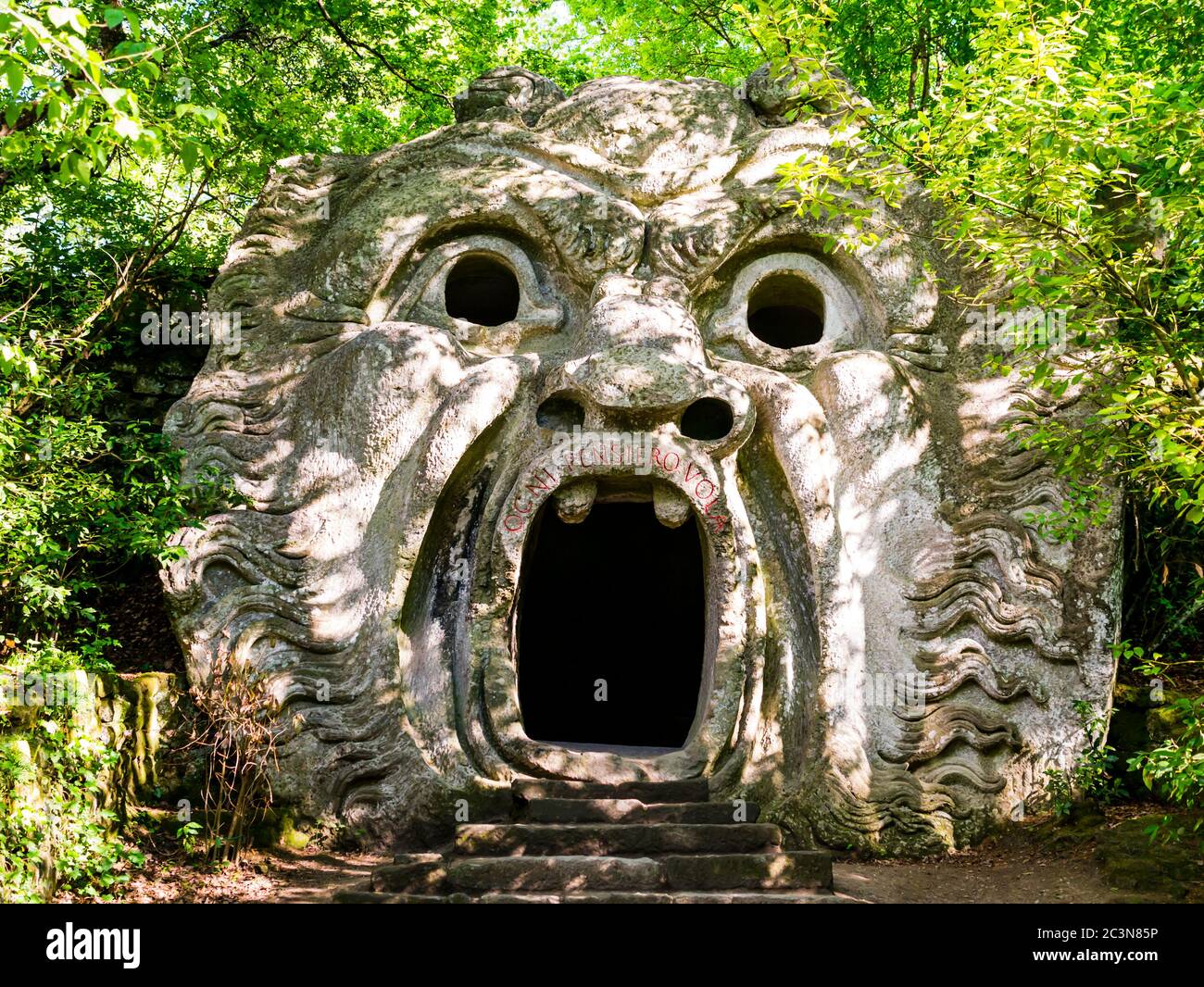 Atemberaubende Aussicht auf Orcus Mouth, eine groteske Skulptur im berühmten Park der Monster, auch Sacred Grove, Bomarzo Gardens, Viterbo, Latium genannt Stockfoto