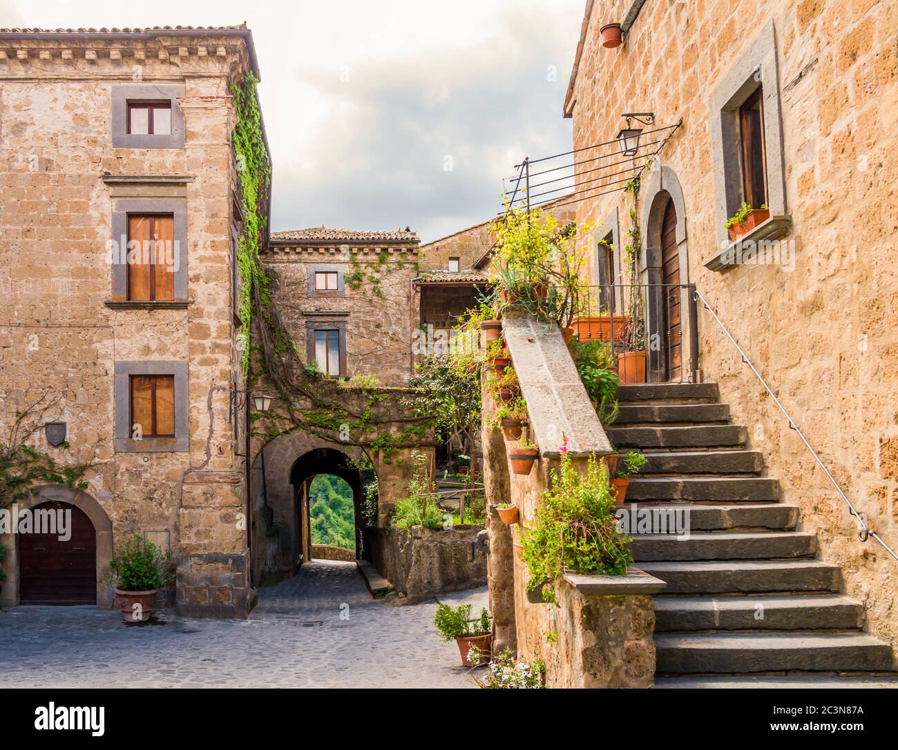 Idyllische Innenallee von Civita di Bagnoregio, Geist mittelalterliche Stadt über einem Plateau von fible vulkanischen Tuff, Latium, Mittelitalien gebaut Stockfoto