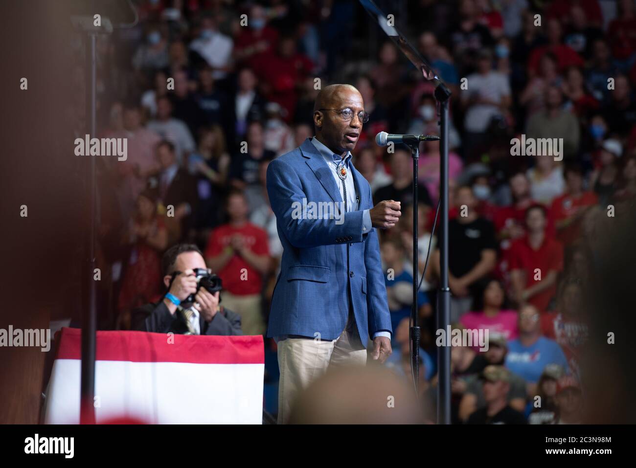 TULSA, Oklahoma, USA. - 20. Juni 2020: Der Texas-Vertreter James White führt das Versprechen der Treue an. Stockfoto